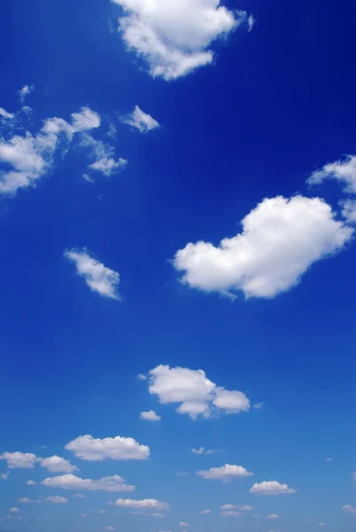 Blå himmel med små moln — Stockfoto