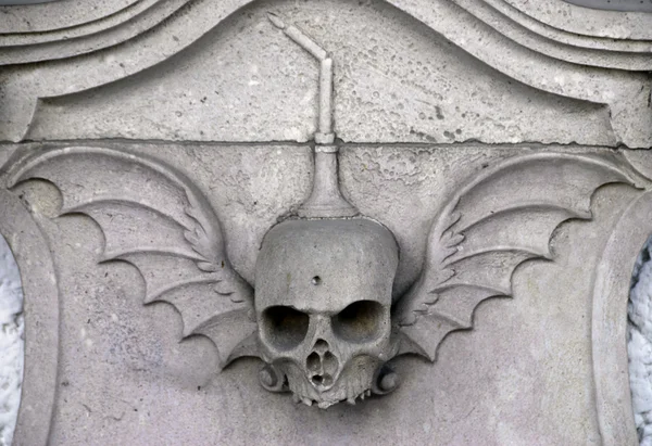 Crânio esculpido em pedra — Fotografia de Stock
