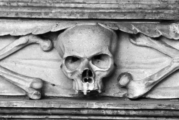Cráneo tallado en piedra — Foto de Stock