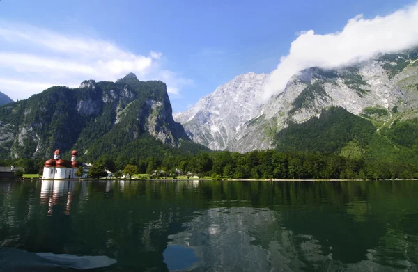 Гірське озеро і церква — стокове фото
