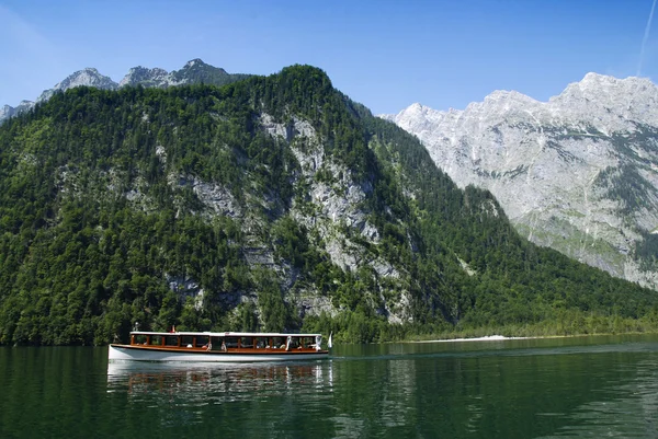 船和阿尔卑斯山 — 图库照片