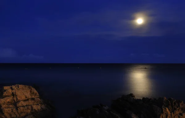Φεγγάρι πάνω από τη θάλασσα — Φωτογραφία Αρχείου