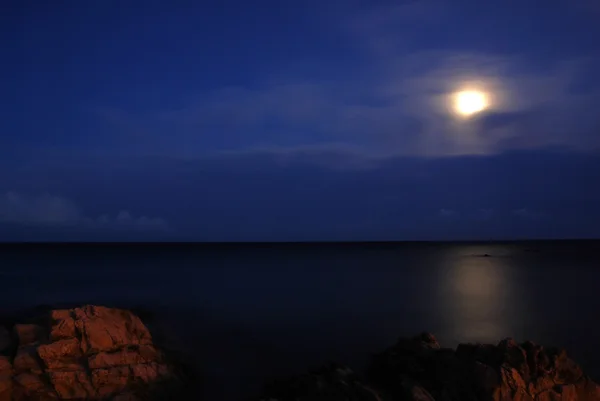 Księżyc nad morzem — Zdjęcie stockowe