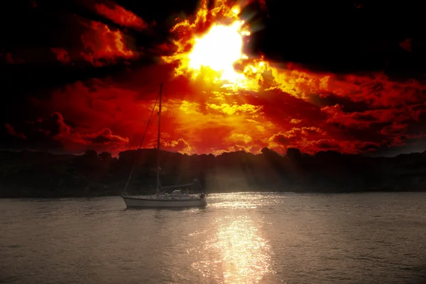 Ανατολή του ηλίου και βάρκα — Φωτογραφία Αρχείου