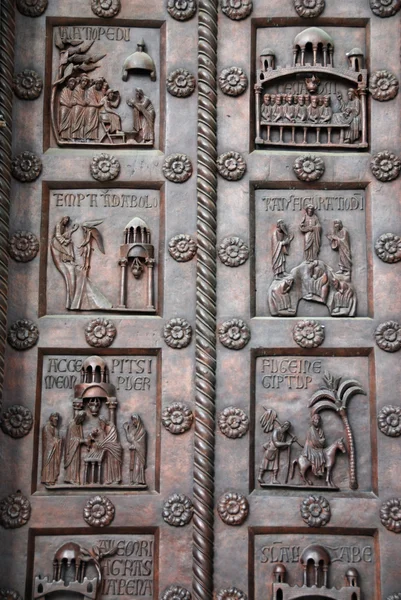 Bronzové dveře — Stock fotografie