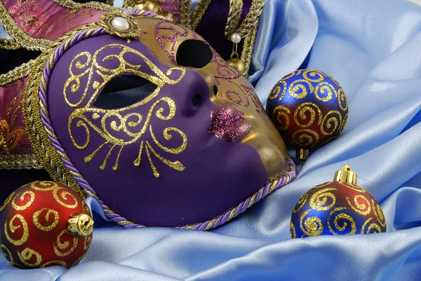 Schöne venezianische Maske auf rotem Samt — Stockfoto