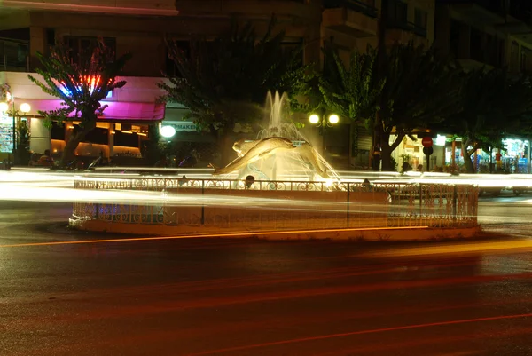 晚上和交通的喷泉 — 图库照片
