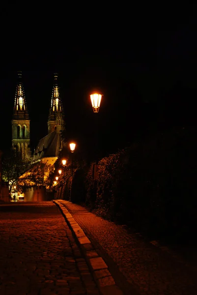 Estrada com lanternas e uma catedral — Fotografia de Stock