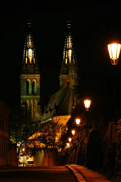 Estrada com lanternas e uma catedral — Fotografia de Stock