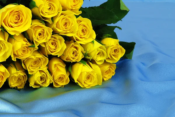 Žluté růže na satén — Stock fotografie