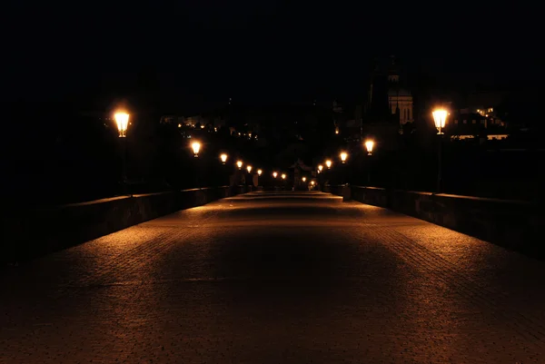 Карлов мост глубокой ночью — стоковое фото
