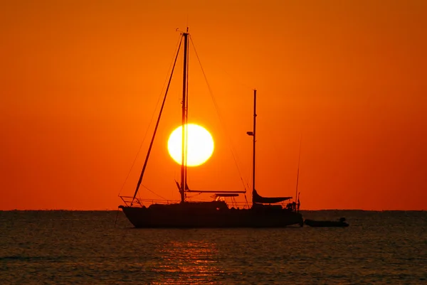 日の出とボート — ストック写真