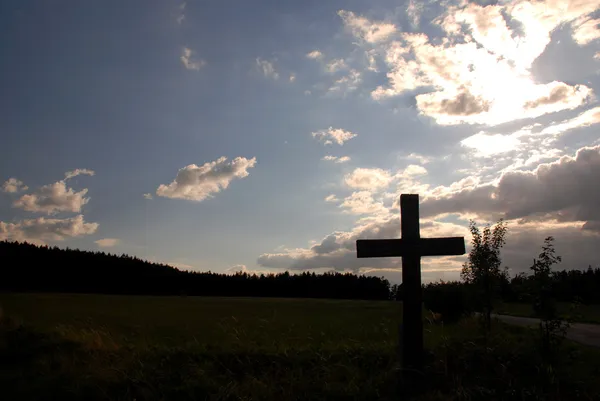 Хрест і захід сонця — стокове фото