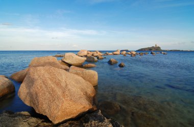 Deniz feneri ve taş