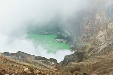 dumanı tüten krater