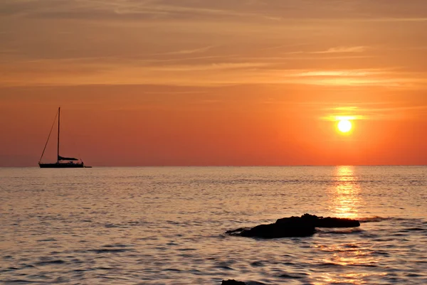 Лодка и восход солнца — стоковое фото