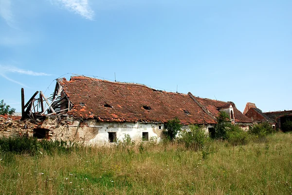 Abandoned homestead in ruins — Stock Photo, Image