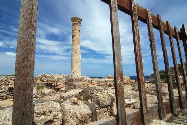Древняя колонна и забор — стоковое фото