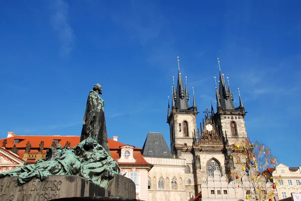 Statue de Hus et l'église — Photo