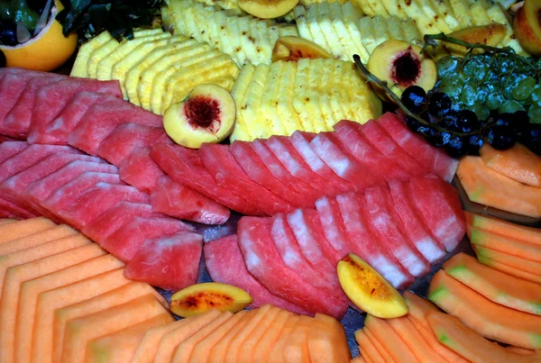 접시 위의 신선 한 과일 — 스톡 사진