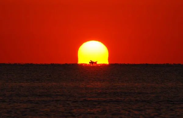 Схід сонця з човна — стокове фото