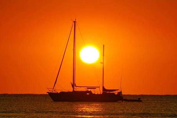Ανατολή του ηλίου και βάρκα — Φωτογραφία Αρχείου