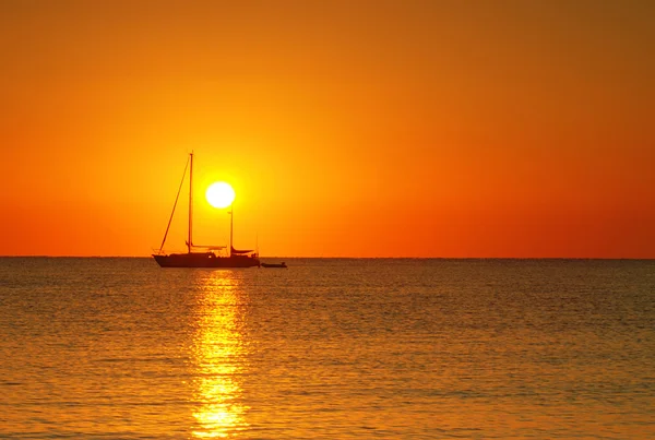 Nascer do sol e barco — Fotografia de Stock