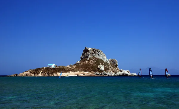 Остров и серферы — стоковое фото