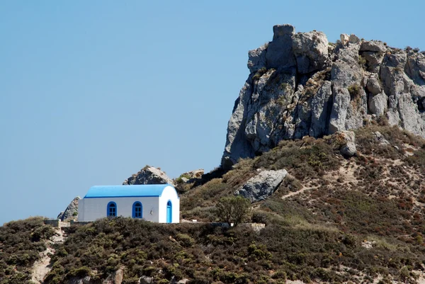 Chapelle de mariage grecque romantique et une montagne — Photo