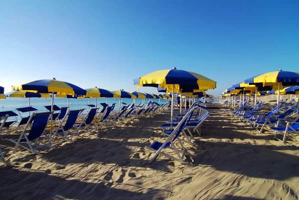 Пляж и зонтики — стоковое фото