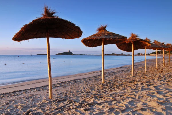 Ubrellas på stranden — Stockfoto