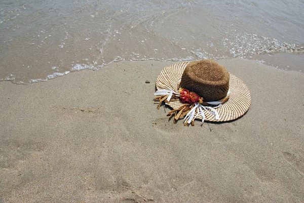 Słomkowy kapelusz na plaży — Zdjęcie stockowe