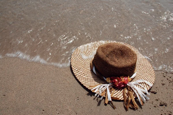 Hat on a beach — Stock Photo, Image
