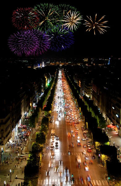 Champs-Élysées på natten och fyrverkerier — Stockfoto