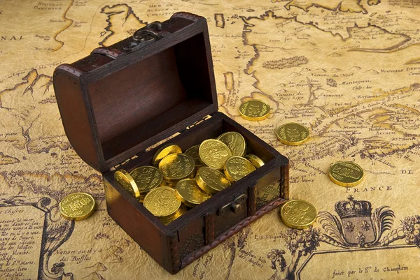 Map and treasure chest — Stock Photo, Image