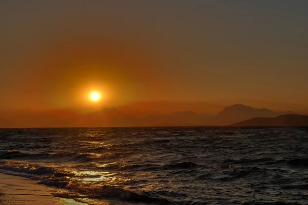 Ηλιοβασίλεμα, θάλασσα και βουνά — Φωτογραφία Αρχείου