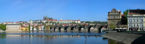 Prager Burg und Karlsbrücke — Stockfoto