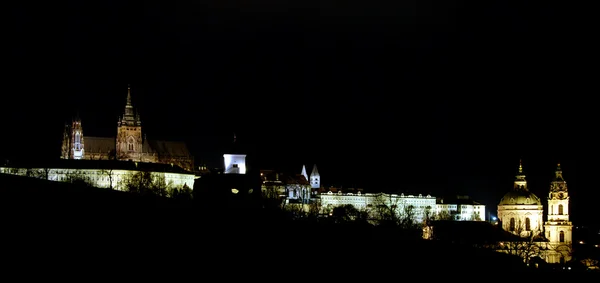 Château de Prague dans la nuit — Photo