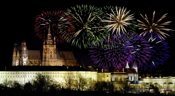 Castello di Praga e festeggiamenti di Capodanno — Foto Stock