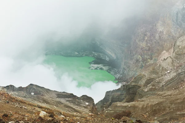 Dumanı tüten krater — Stok fotoğraf