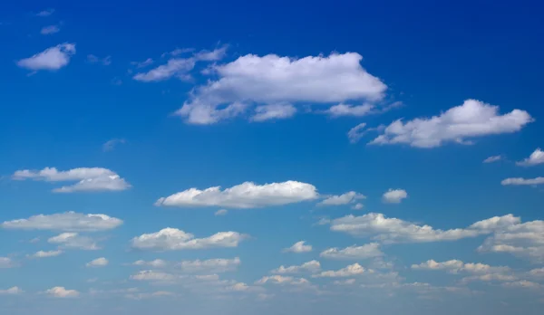 Blauwe lucht met kleine wolken — Stockfoto