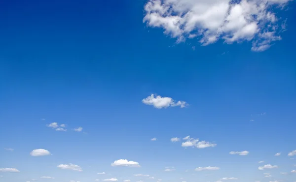 Błękitne niebo z małymi chmurami — Zdjęcie stockowe