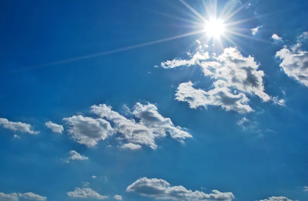Небо с солнцем — стоковое фото