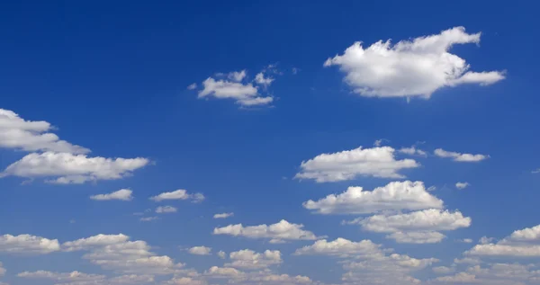 蓝光的天空和云 — 图库照片