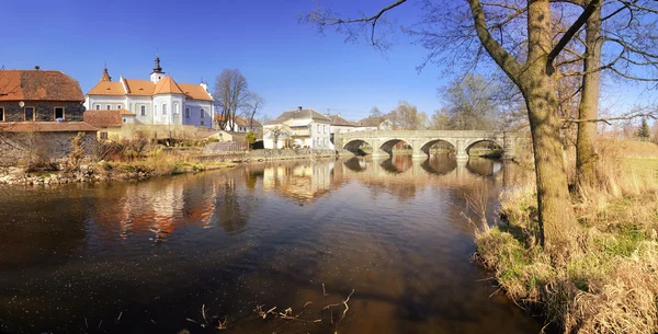 Mirovice πόλη και το ποταμό skalice — Φωτογραφία Αρχείου