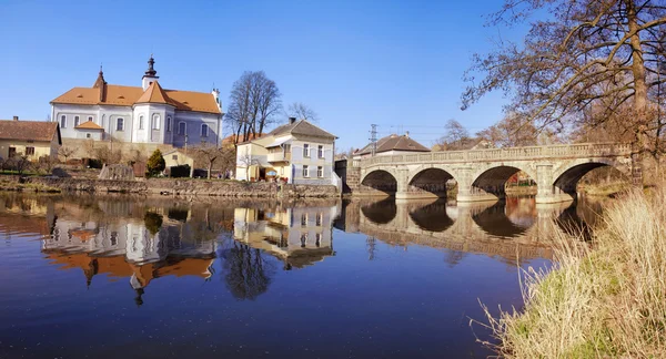 Mirovice ville et rivière Skalice — Photo
