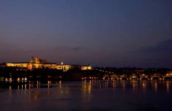 Prag in der Abenddämmerung — Stockfoto