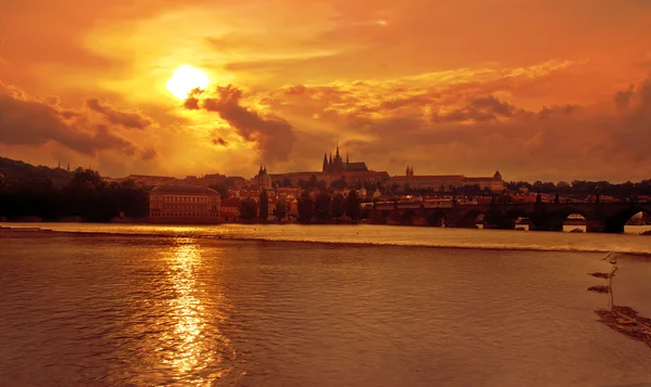 Gouden zonsondergang en Praag — Stockfoto