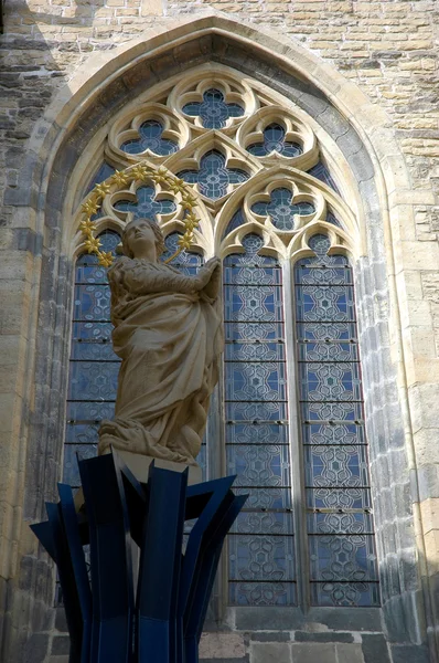 Статуя святого и окно церкви — стоковое фото
