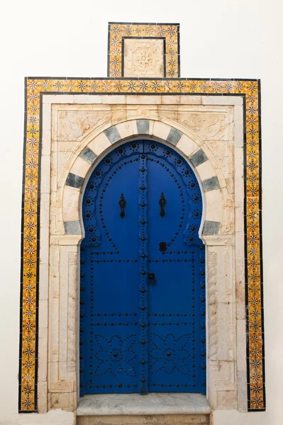 Синяя дверь — стоковое фото